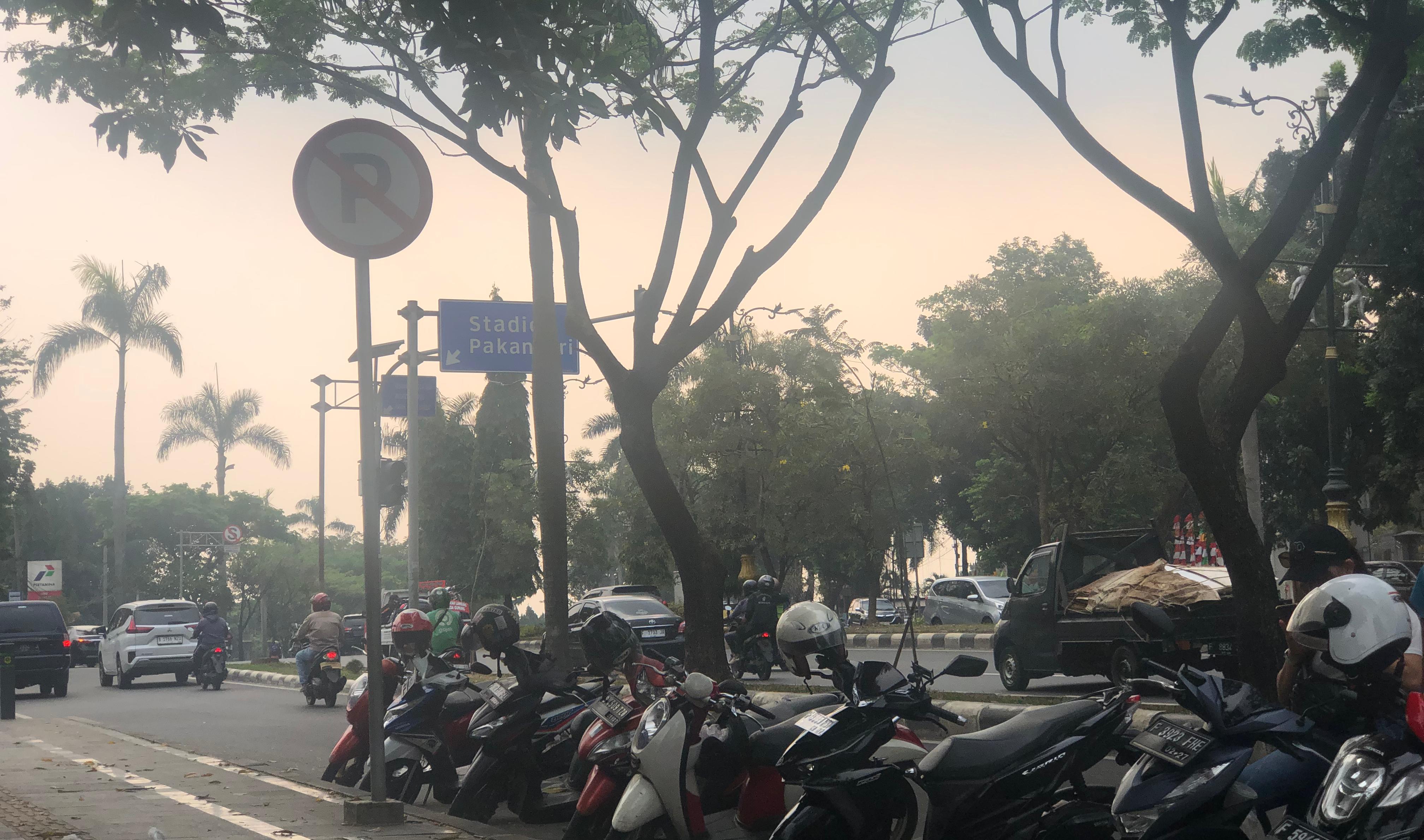 Parkir liar di sepanjang Jalan Tegar Beriman, Kabupaten Bogor.