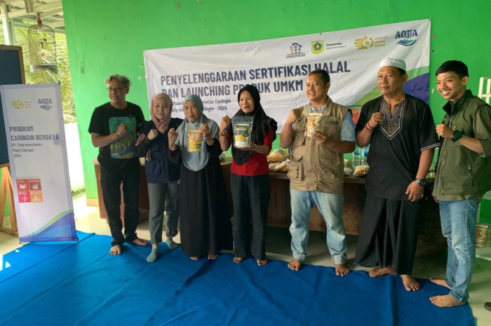 AQUA Plant Caringin membantu pertumbuhan UMKM di Desa Muarajaya, Kecamatan Caringin, Kabupaten Bogor dengan menyediakan sertifikasi halal.