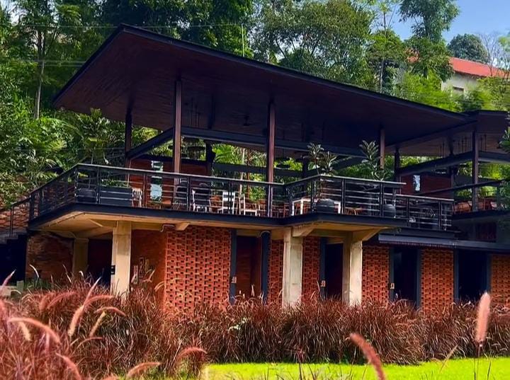 Bawah Langit Cafe yang berlokasi di Desa Pancawati, Kecamatan Caringin, Kabupaten Bogor, Jawa Barat.