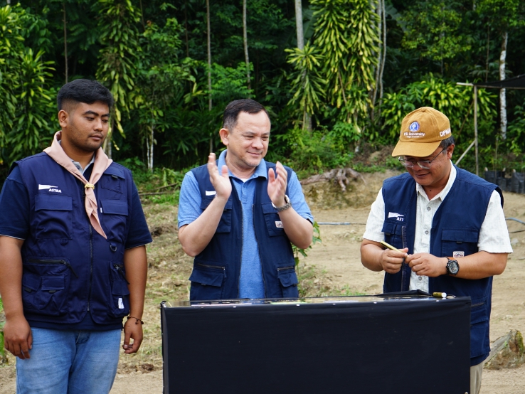 Penandatanganan Prasasti Astra Sustainable Forest Foto: Ketua koperasi mitra IPB (kiri), Chief of Corporate Affairs Astra (tengah), Direktur Pengembangan Masyarakat Agromaritim Institut Pertanian Bogo