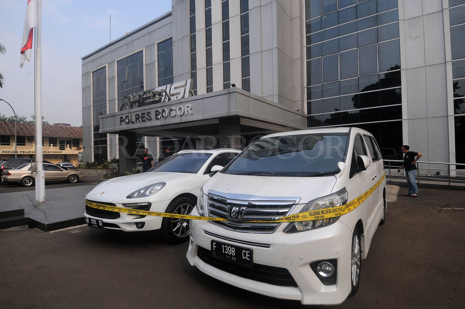 Barang bukti dua unit mobil mewah, kasus pemerasan. Foto :