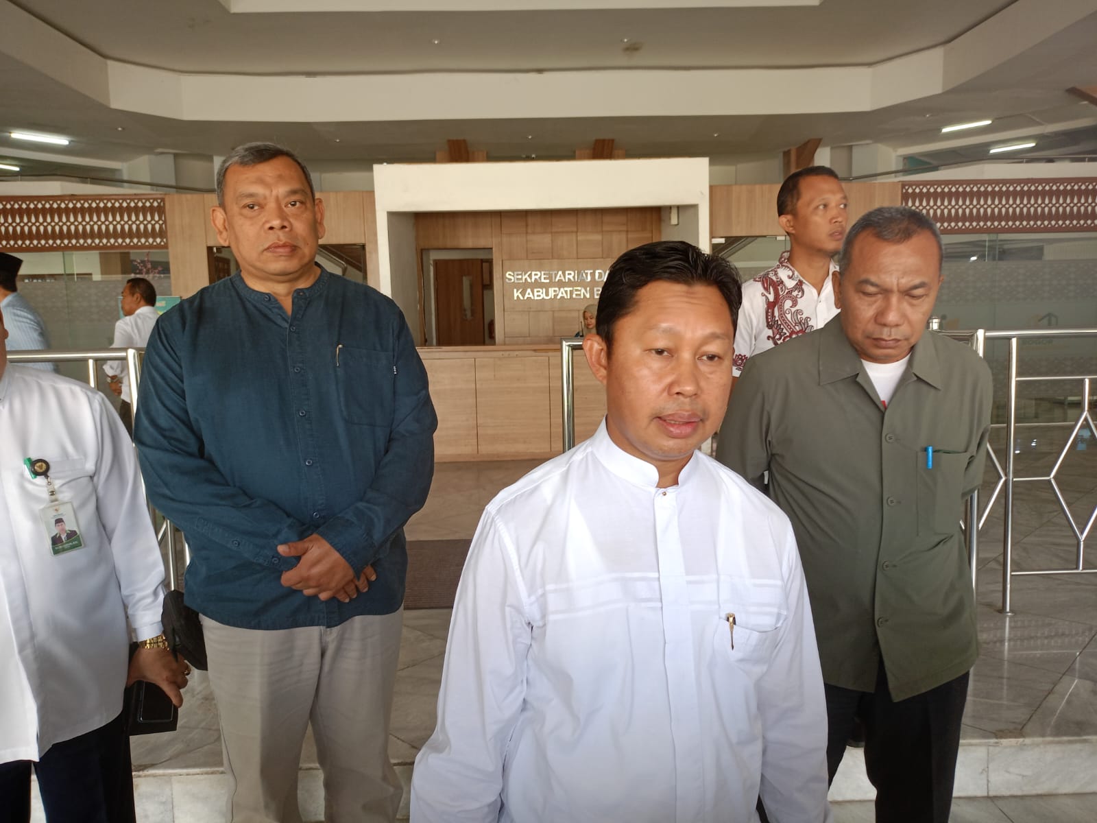 Pj Bupati Bogor Asmawa Tosepu ketika memberikan keterangan seputar kasus pemerasan yang dilakukan oknum KPK (Gadungan) terhadap ASN di Pemkab Bogor, Jumat (26/7/2024)
