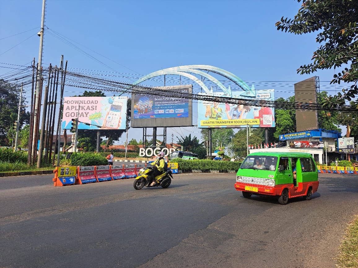Kondisi terkini utilitas kabel internet di akses masuk dan keluar Tol Jagorawi, Baranangsiang Bogor.