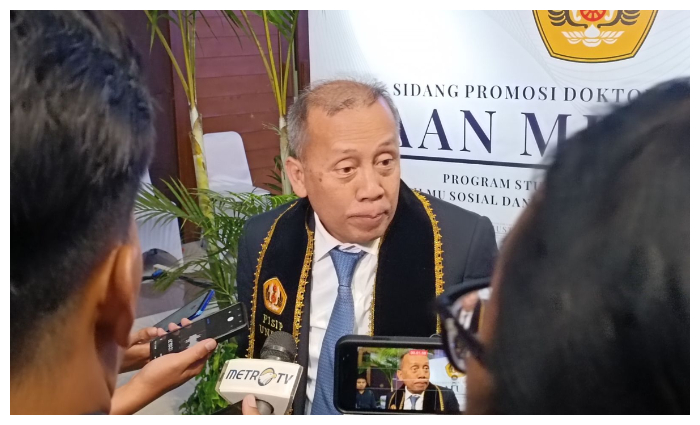 Ketua DPW Nasdem Jabar, Saan Mustopa menjawab pertanyaan media usai dikukuhkan sebagai Doktor di Bidang Politik di Graha Sanusi Hardjadinata, Universitas Padjadjaran, Dipati Ukur, Jumat (26/7/2024).