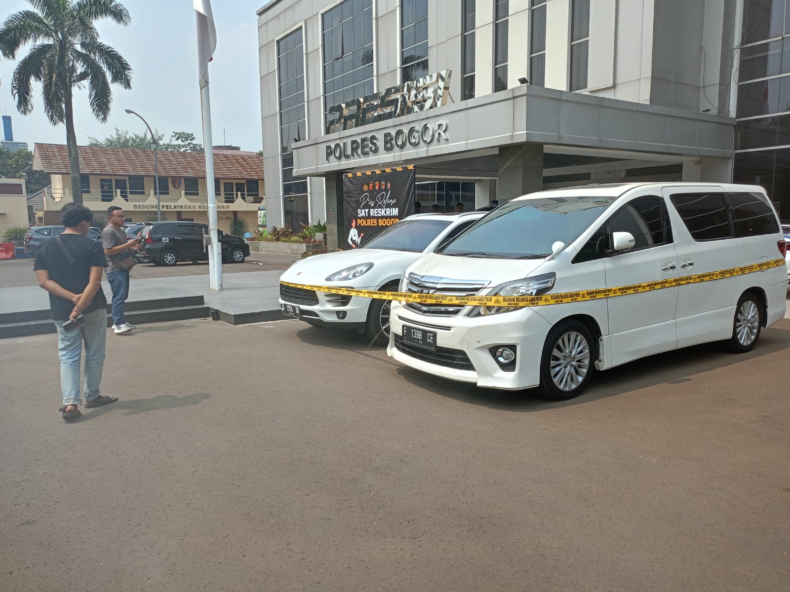 Barang bukti hasil pemerasan anggota KPK gadungan kepada ASN Pemkab Bogor, diamankan di Mapolres Bogor.