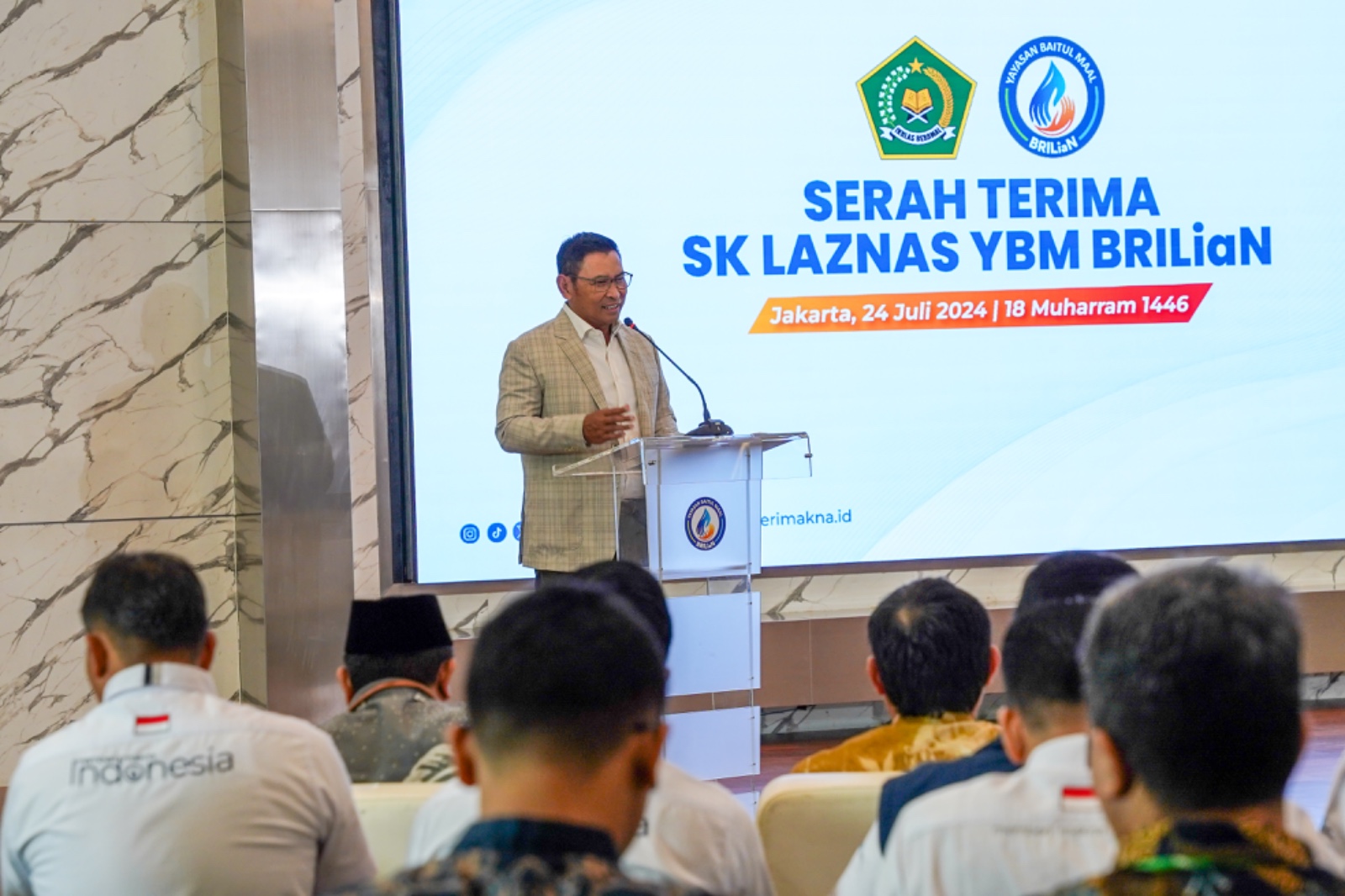 SK LAZNAS YBM BRILiaN diserahkan langsung Dirjen Bimas Islam Kemenag RI Prof. Kamaruddin Amin, kepada Wakil Direktur Utama BRI Catur Budi Harto, yang merupakan Badan Pembina YBM BRILiaN, Rabu (24/7).
