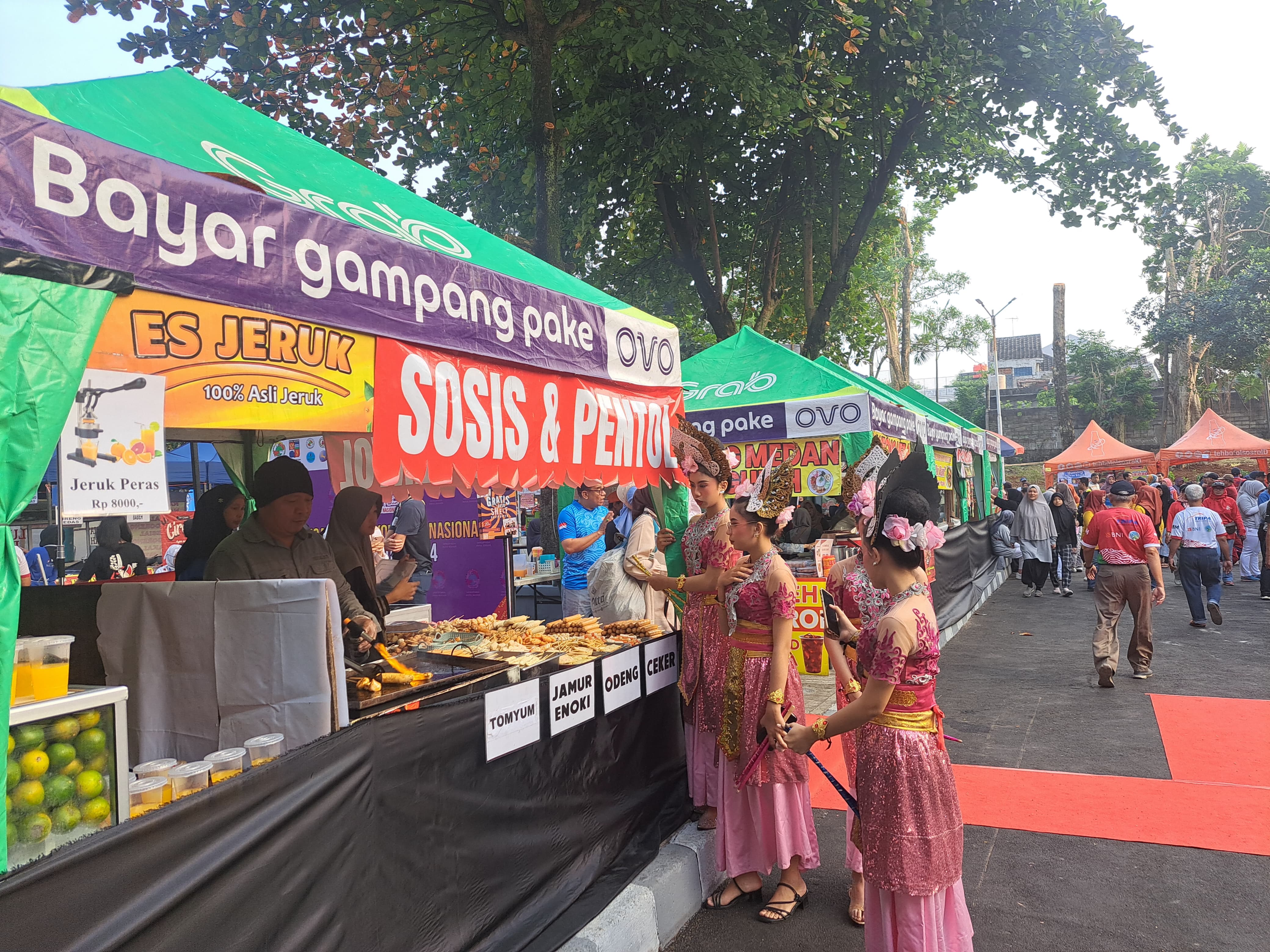 Kondisi sentra kuliner di Bundaran Yasmin, Kelurahan Curugmekar, Kecamatan Bogor Barat, Kota Bogor.