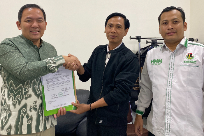 Dokter Rayendra (kiri) mendapat mandat surat tugas dari DPP PPP untuk Pilwalkot Bogor 2024, Sabtu (27/7).