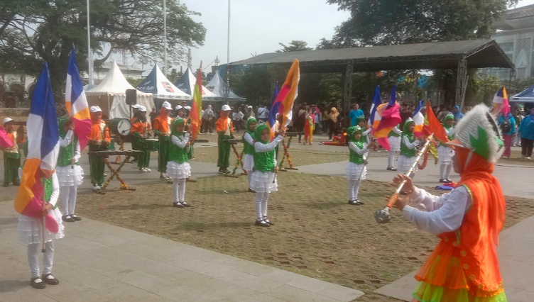 Aksi peserta konser bersama drum band di Alun-Alun Kota Bogor. (Ruri/Radar Bogor)