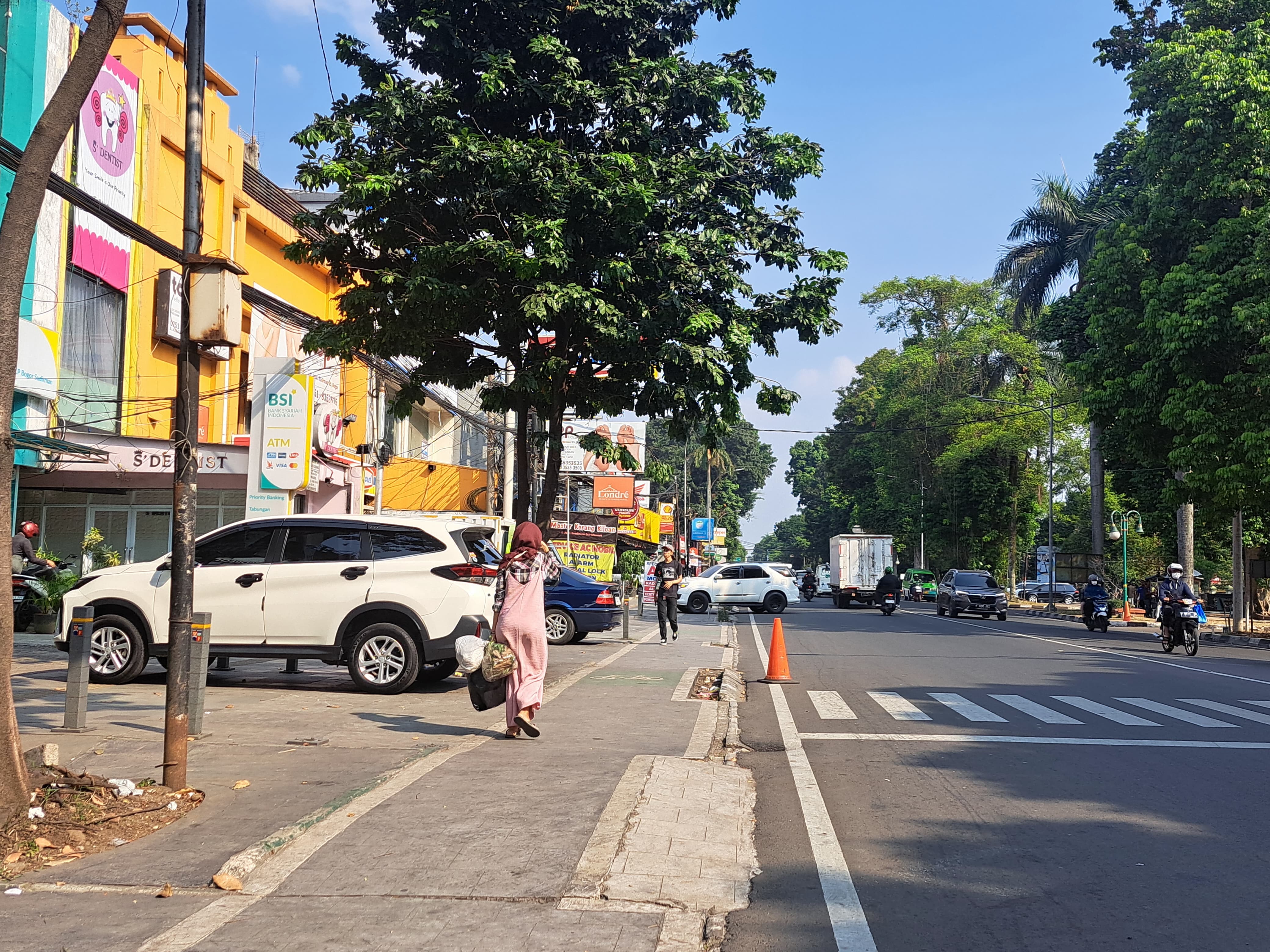 Trotoar di Jalan Sudirman Kota Bogor yang banyak digunakan sebagai parkir kendaraan.