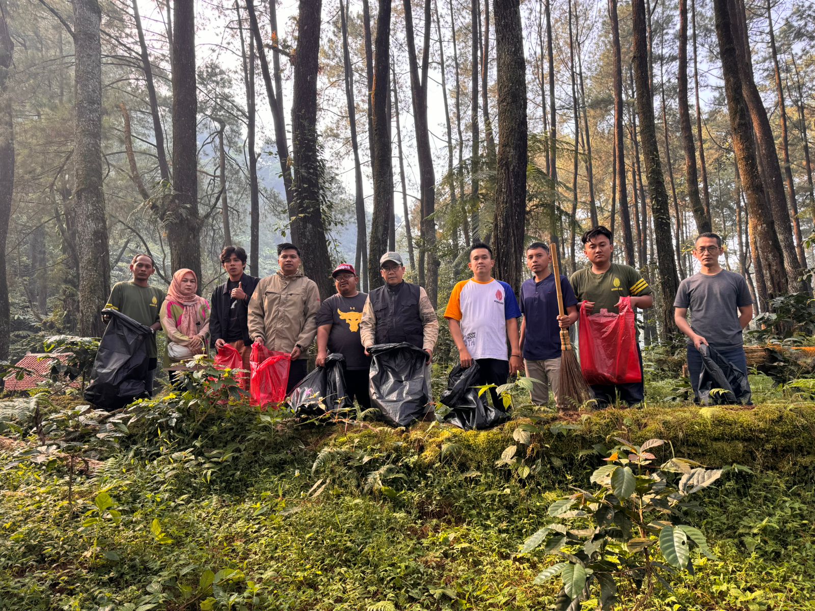 Mahkamah Agung Gelar Aksi Bebersih Hingga Berikan Bantuan di Puncak Bogor