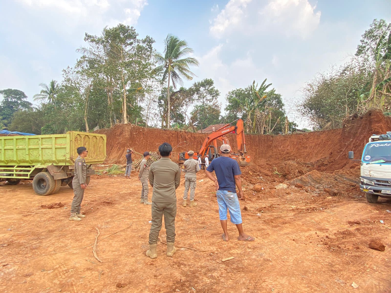 Satpol PP saat datangi lokasi galian tanah ilegal di Desa Gorowong Parung Panjang, Bogor.