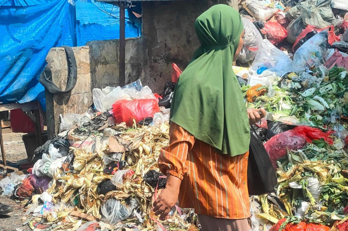 Tumpukan sampah di Pasar Lama Ciampea Bogor yang bikin lalu lintas tersendat.