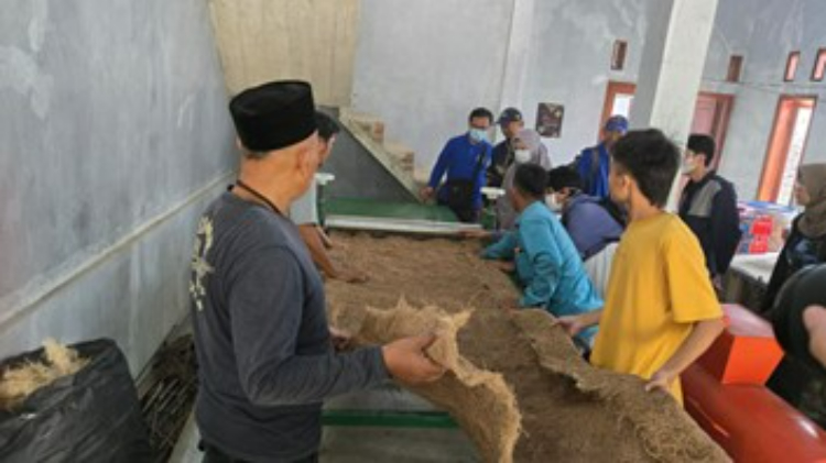 Menyulap Tangkos Menjadi Geotekstile Non Woven, IPB Gandeng UNB Dan UNPAK Bogor Dampingi Petani Lingkar Kebun Sawit&nbsp; Desa Wirajaya Kabupaten Bogor  &nbsp;