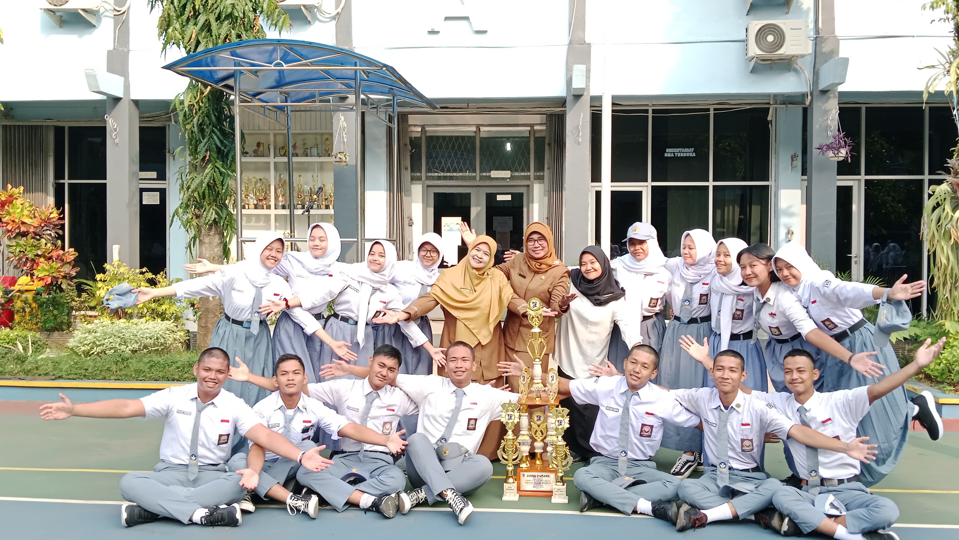 Paskibra Karsa Muda SMAN 8 Bogor meraih juara kedua lomba baris berbaris Kota Bogor.