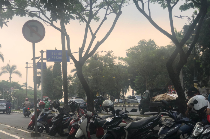 Parkir liar di ruas Jalan Tegar Beriman Bogor.