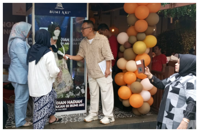 Pengundian hadiah Untung Makan di Bumi Aki yang diselenggarakan RM Bumi Aki Grup di RM Bumi Aki Cibinong, Jl Kol. Edy Yoso Martadipura, Kelurahan Nanggewer, Kabupaten Bogor, Minggu (28/7/2024).