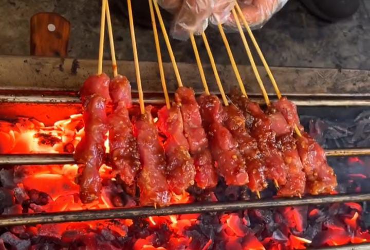Sate Maranggi H. Enoh di Jalan Raya H. Andi Hakim No.7, Kelurahan Baranangsiang, Kecamatan Bogor Utara, Kota Bogor, tepatnya dekat kampus IPB Botani Square.