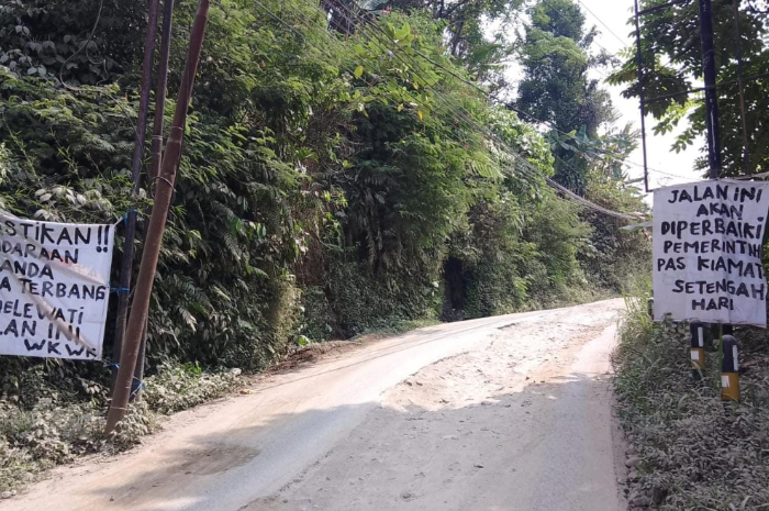 Spanduk protes jalan rusak di Tenjolaya Bogor.