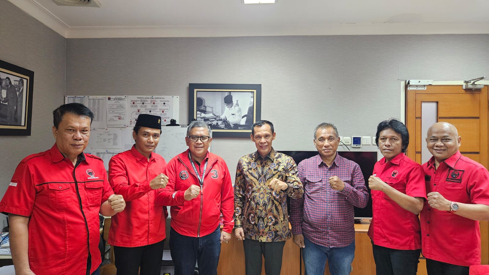 Bacabup&nbsp;Bogor Jaro Ade Temui Sekjen PDIP hingga Adian Napitupulu di Jakarta