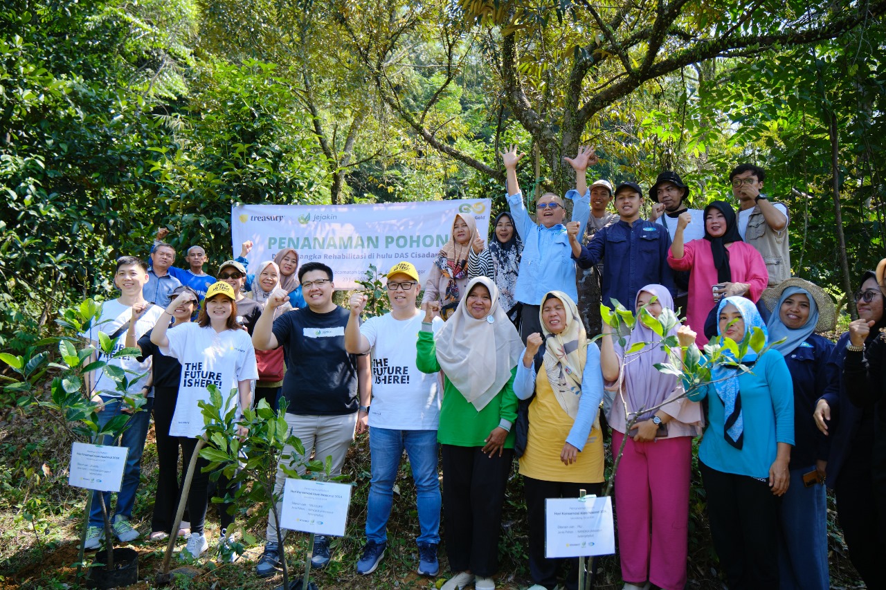 Peduli Lingkungan, Treasury Tanam 266 Pohon di Wilayah Leuwiliang Bogor