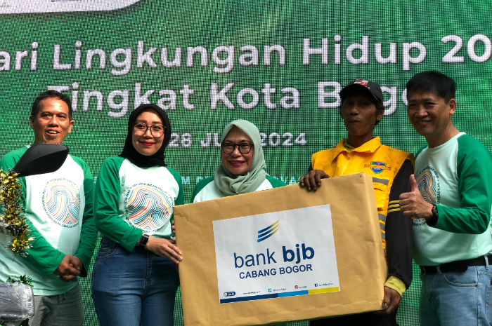 Uman, petugas penyapu jalan saat mendapat hadiah dari Pemkot Bogor.
