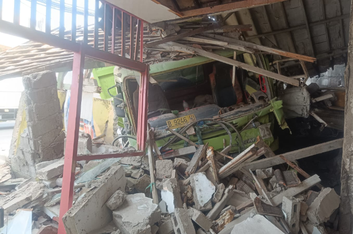 Kondisi kendaraan Dump Truk Hino yang menabrak rumah warga di Jalan Raya Transyogi Cileungsi Senin (29/7/2024).