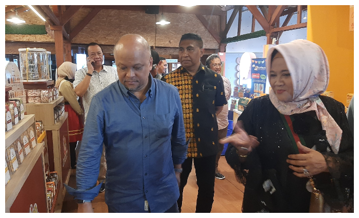 Bacalon Gubernur dari Partai Nasdem, Ilham Akbar Habibie (kanan) bersama Owner Inacookies, R.R. Ina Wiyandini menjawab pertanyaan media usai meninjau langsung proses pembuatan kukis.
