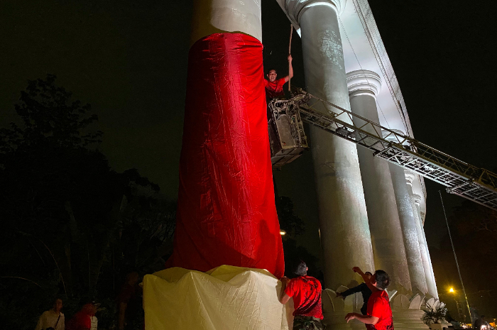 Proses pembalutan Lawang Salapan dengan umbul-umbul merah putih dalam rangka FMP 2024.