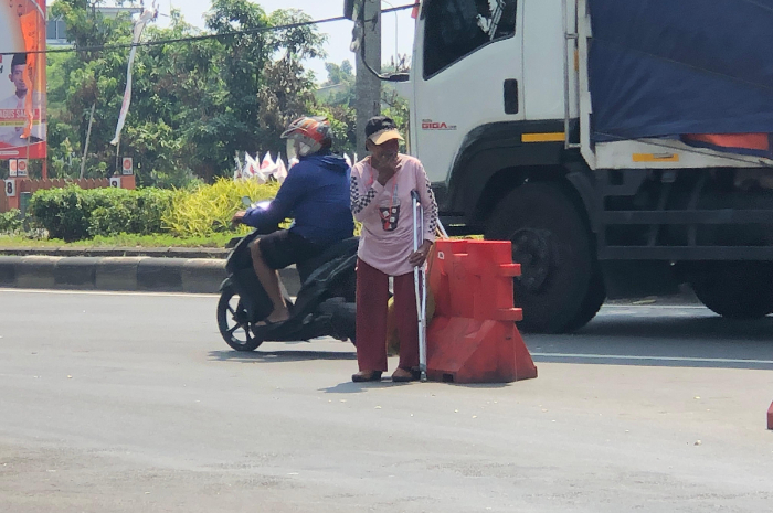 Edi juru parkir di kawasan Cibinong Kabupaten Bogor.