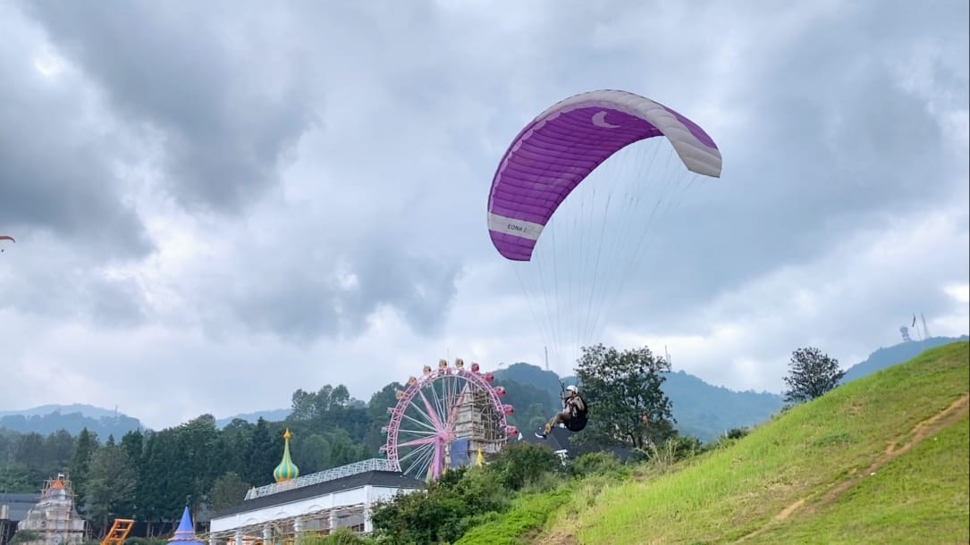 Klub Paralayang Merapi, Puncak, Kabupaten Bogor.