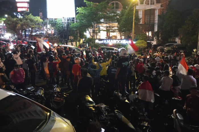Para remaja Kota Bogor merayakan kemenangan Timnas Indonesia pada Piala AFF U-19 di Tugu Kujang Senin (29/7/2024) malam.