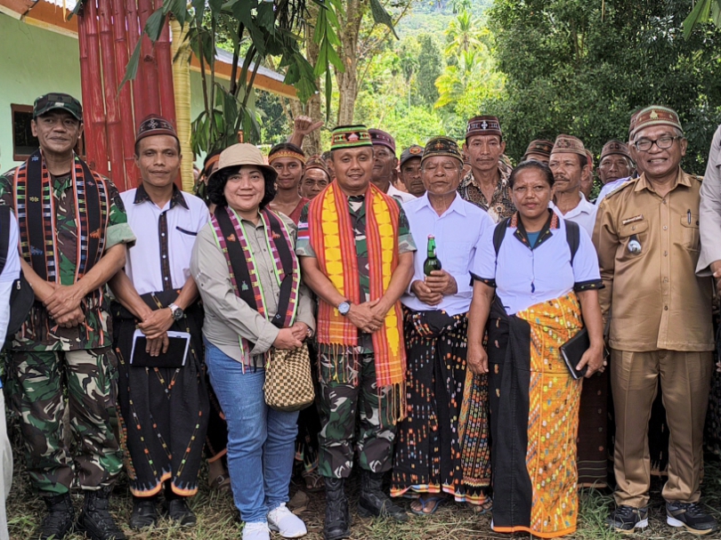 Brijen TNI Simon Petrus Kamlasi bersama pendukungnya