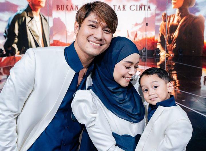 Rizky Billa, bersama istri Lesti Kejora dan anak pertama mereka.