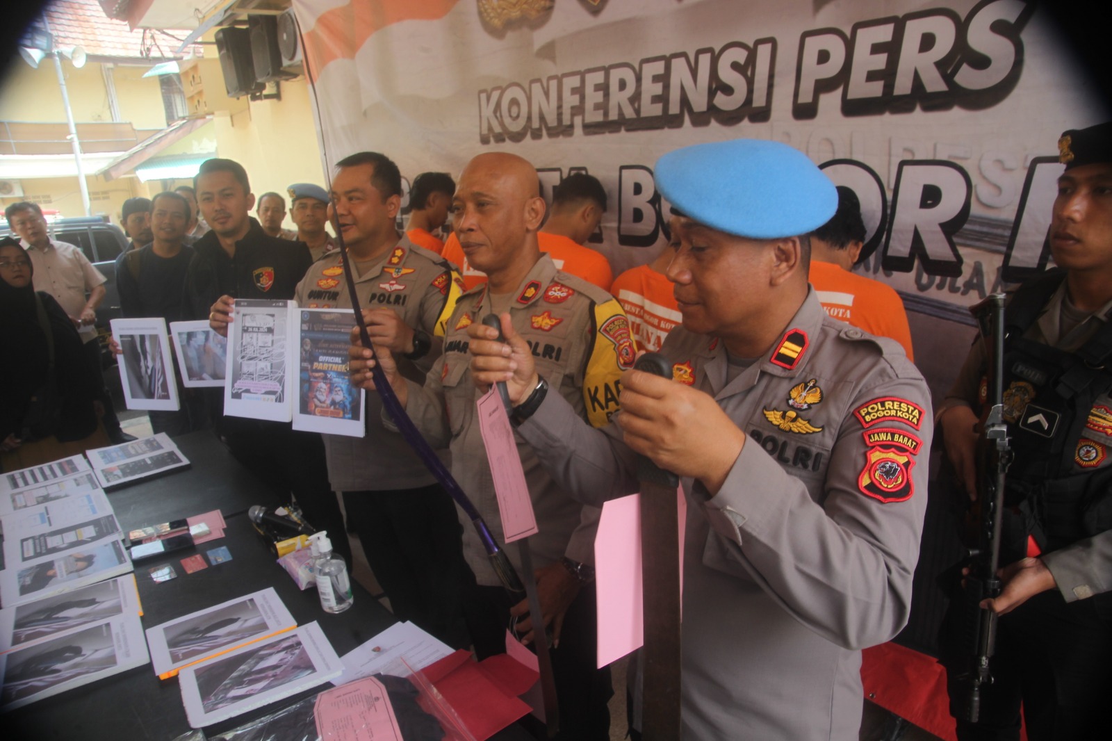 Polresta Bogor Kota tunjukkan barang bukti admin akun gangster soal game online terlarang.