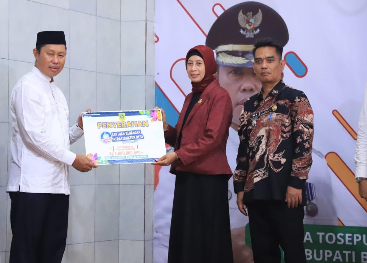 Penyerahan bantuan samisade kepada Desa Sasak Panjang, Kecamatan Tajurhalang, Kabupaten Bogor.