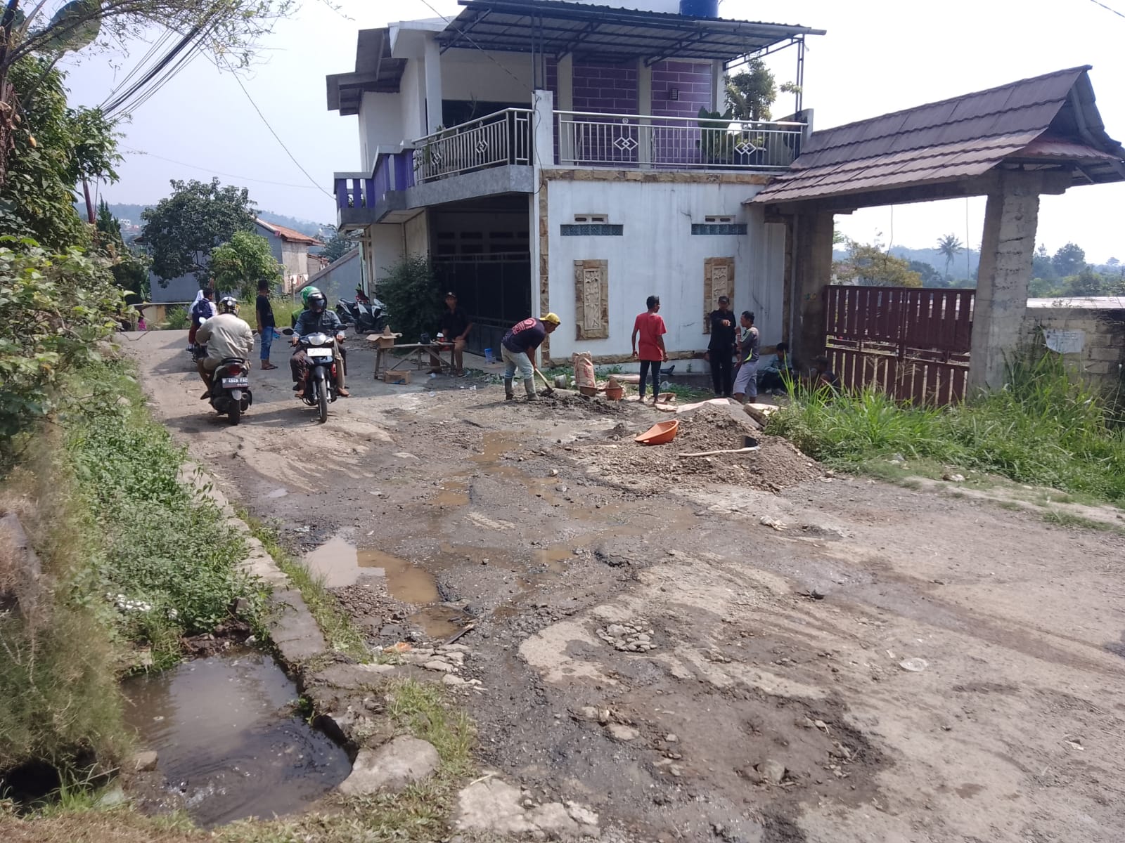 Jalan rusak di perbatasan antara Kecamatan Tamansari dan Tenjoloya di Desa Sukajadi, Kabupaten Bogor.
