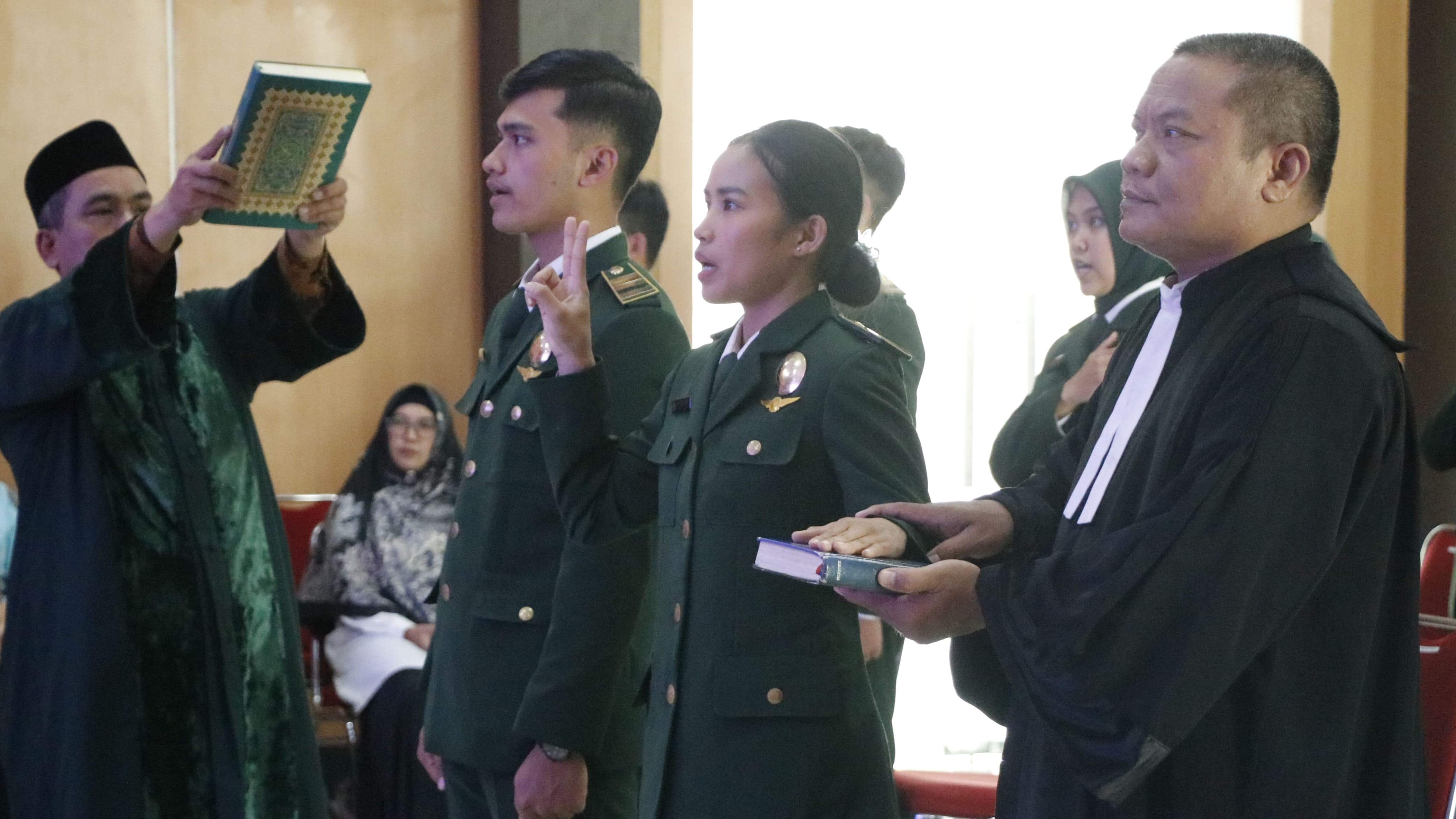 Sumpah profesi paramedik veteriner mahasiswa Polbangtan Bogor.