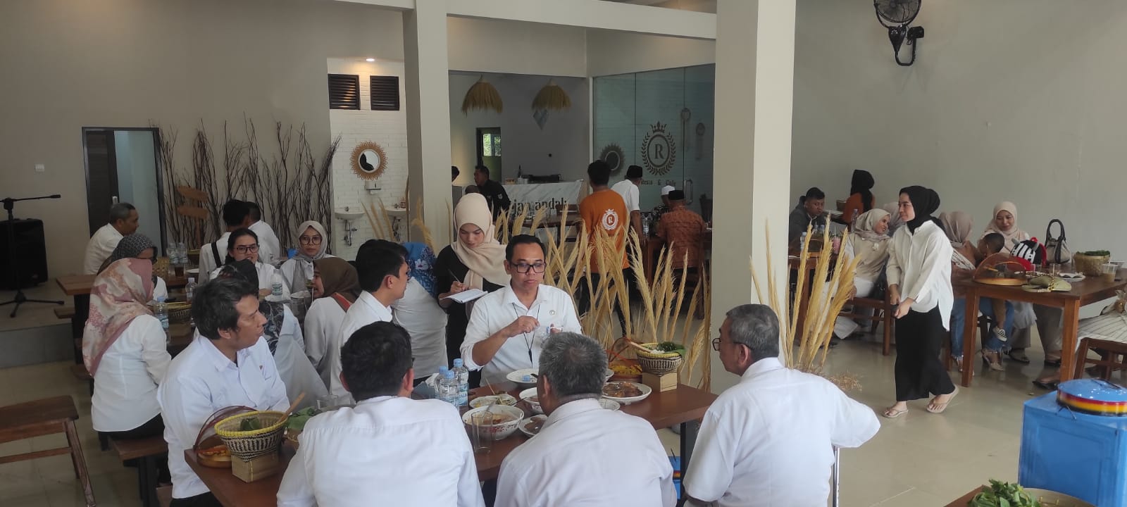 Rachmat Yasin, mantan Bupati Bogor, dan Asmawa Tosepu, Pj Bupati Bogor saat menikmati sajian Rajamandala Resto & Cafe