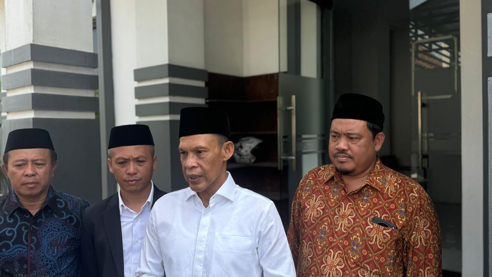 Bakal Calon Bupati Bogor, Jaro Ade saat safari politik ke kantor MUI Kabupaten Bogor, Rabu (31/7/2024).
