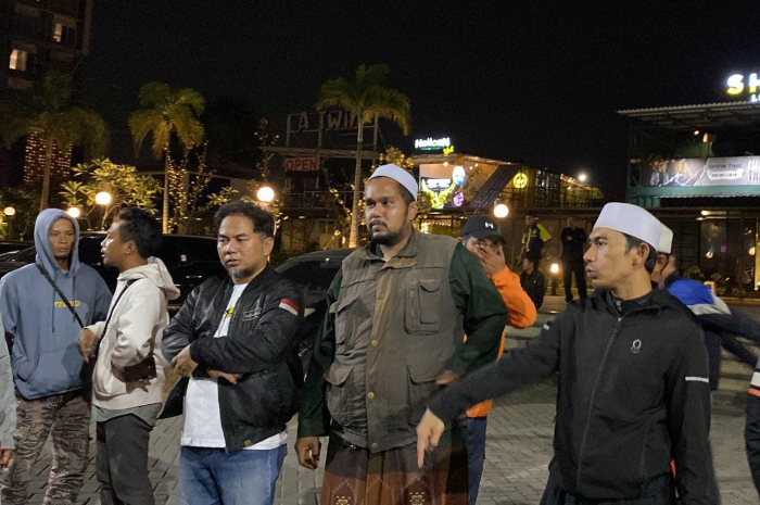 Penggerudukan kafe di Kota Bogor Selasa (30/7/2024) malam.