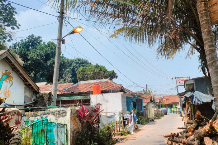 Lampu PJU rusak di Galuga. Lampu itu menyala saat siang hari dan mati pada malam hari.