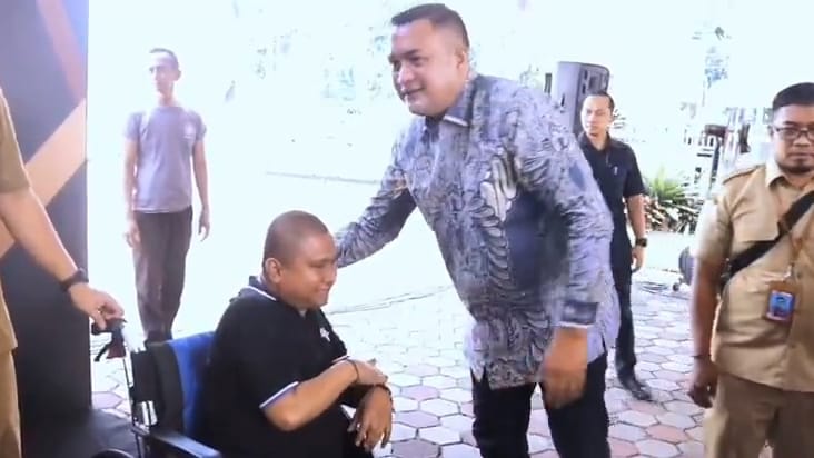 Ketua DPRD Kabupaten Bogor, Rudy Susmanto memberikan ratusan kursi roda untuk masyarakat penyandang disabilitas.