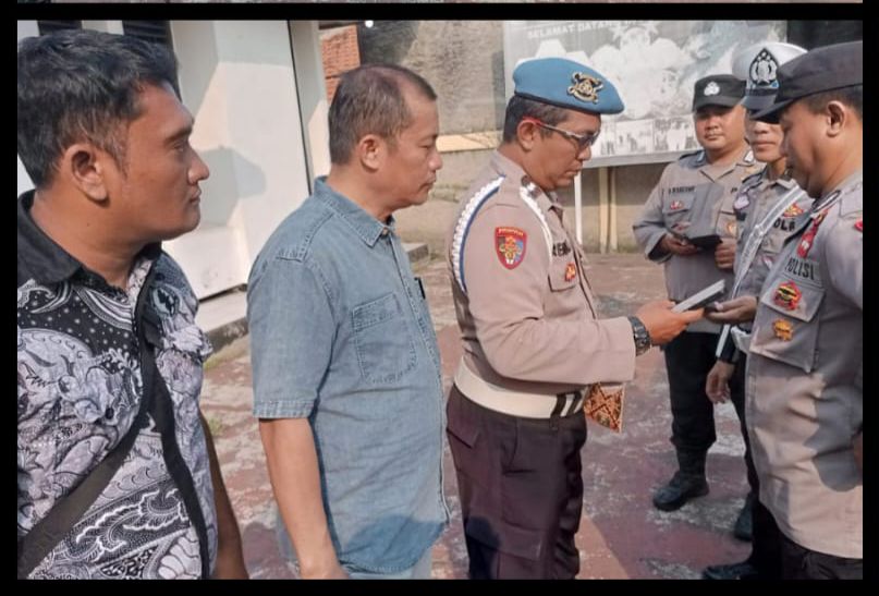 Foto Kapolsek for Radar Bogor pemeriksaan Handpone anggota polisi di Polsek Parung
