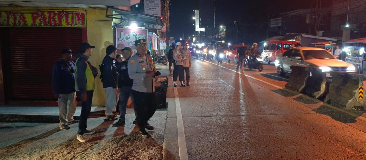 Polsek Ciawi ke lokasi perselisihan antara ormas di Jalan Raya Ciawi.