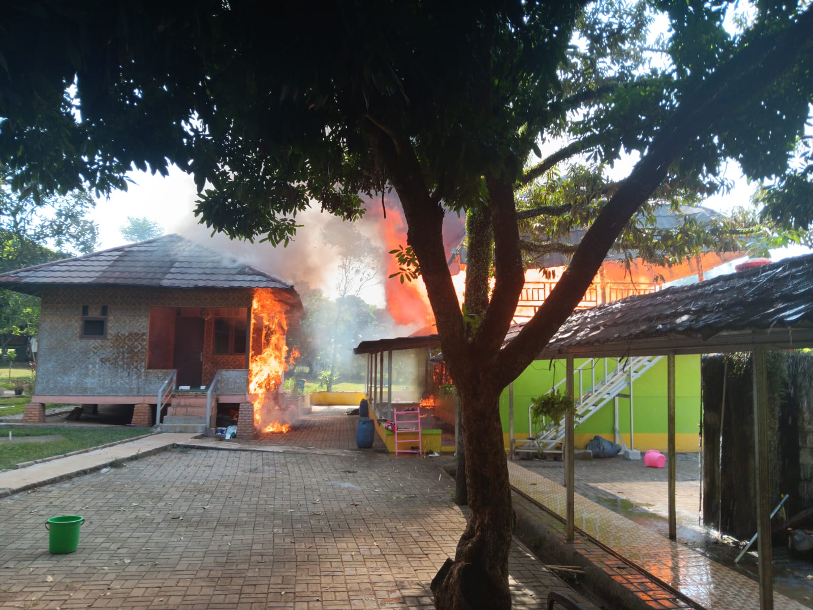 Kebakaran Asrama Ponpes di Sukamakmur Bogor, Damkar Kesulitan Padamkan Api