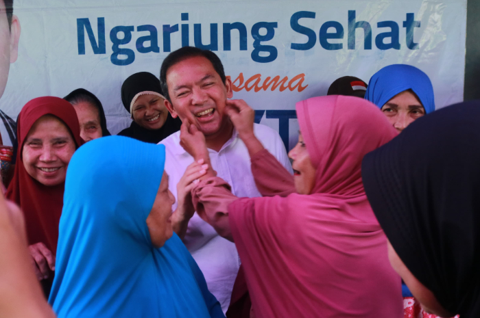 Dokter Rayendra saat bersama warga Kota Bogor.