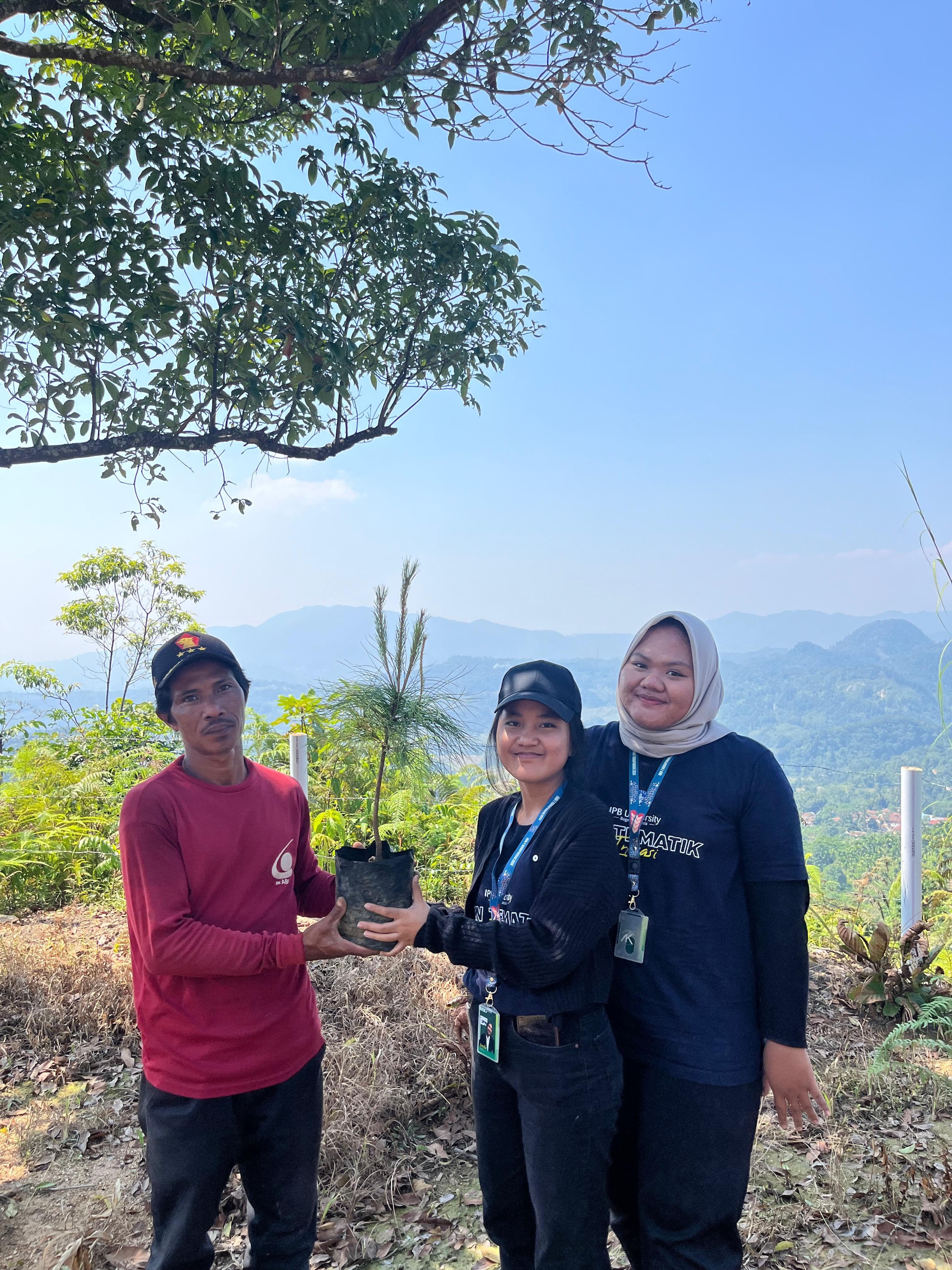 Tim BogorKab 23 yang mengikuti Kuliah Kerja Nyata Tematik (KKN-T)Inovasi IPB University 2024, berhasil melaksanakan program kerja dengan nama KIRISILA (Kiara Ecotourism Village). (IST)
