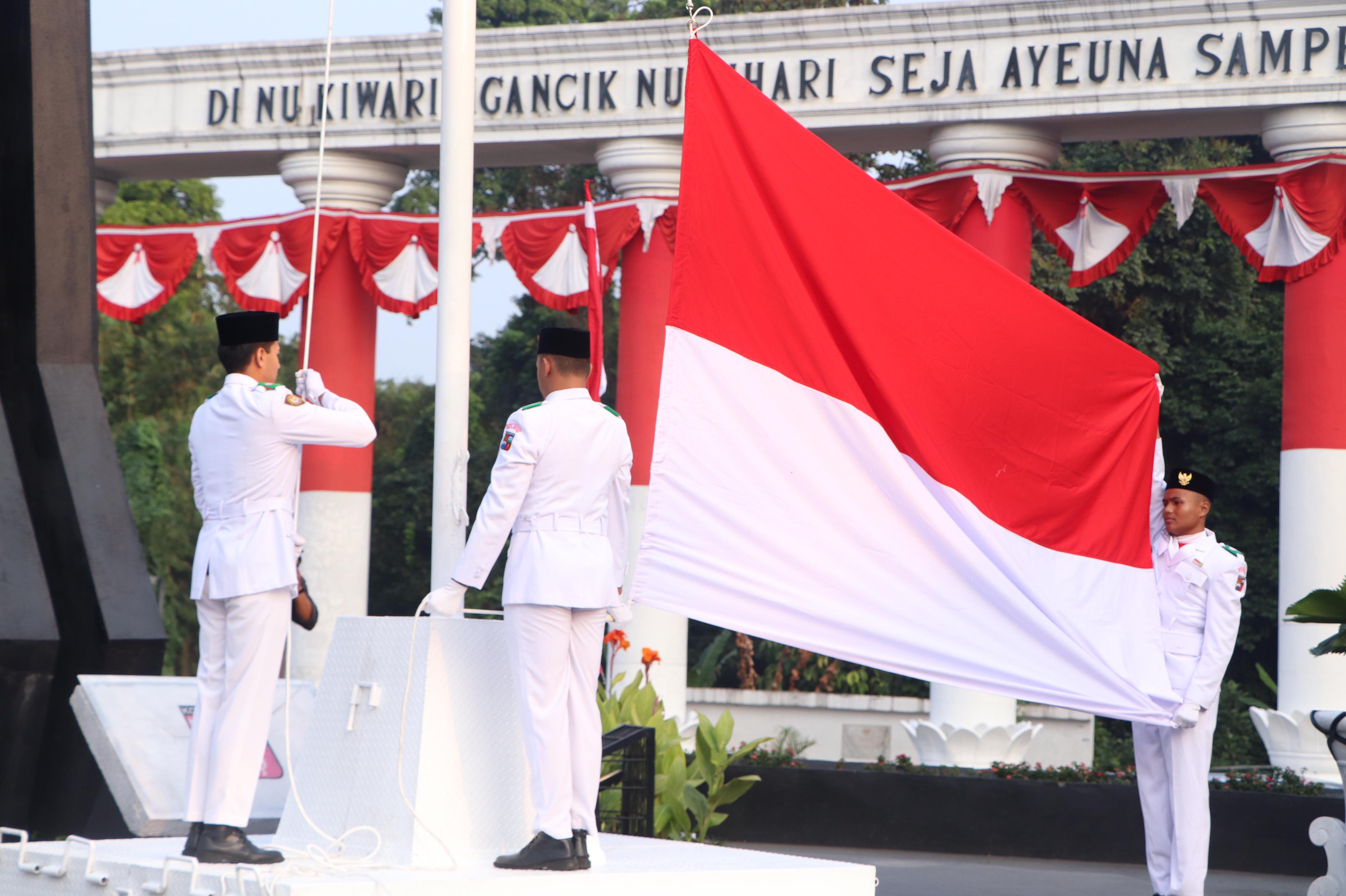 Peserta mengikuti upacara penaikan dan pengibaran bendera merah putih di Tugu Kujang kota Bogor.