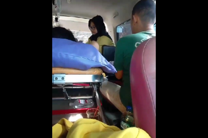 Tangkapan layar video detik-detik warga melahirkan dalam ambulans di Parung Panjang Bogor.